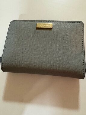 kate spade Grey Textured Saffiano Compact Wallet with Gold Plaque